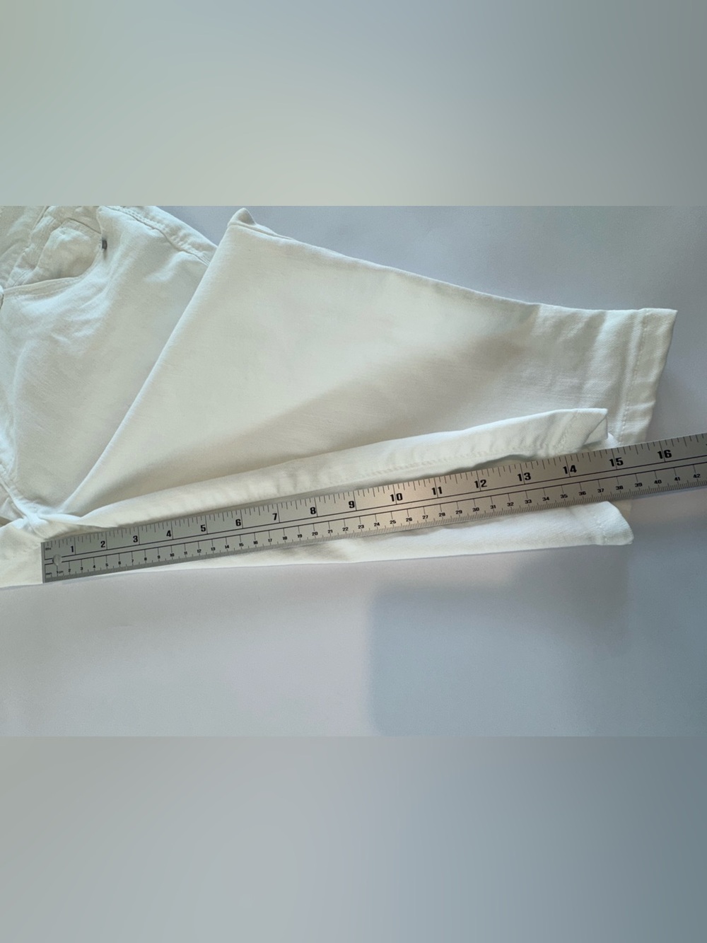 Democracy “Ab”solution White Bermuda Shorts Size 8 NWOT Stretch Mid Rise - Picture 10 of 11